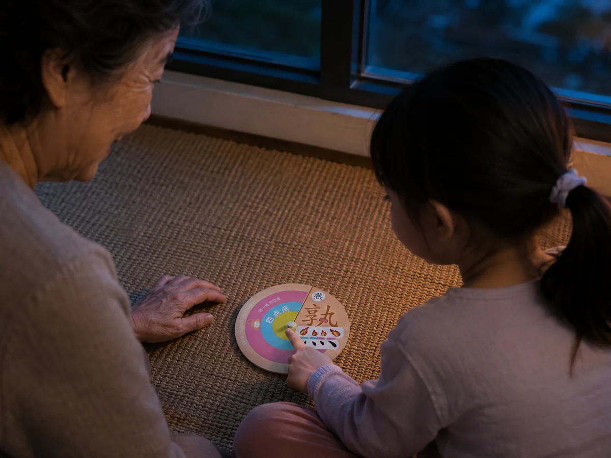 家人与孩子在书桌前打开萌动宝盒
